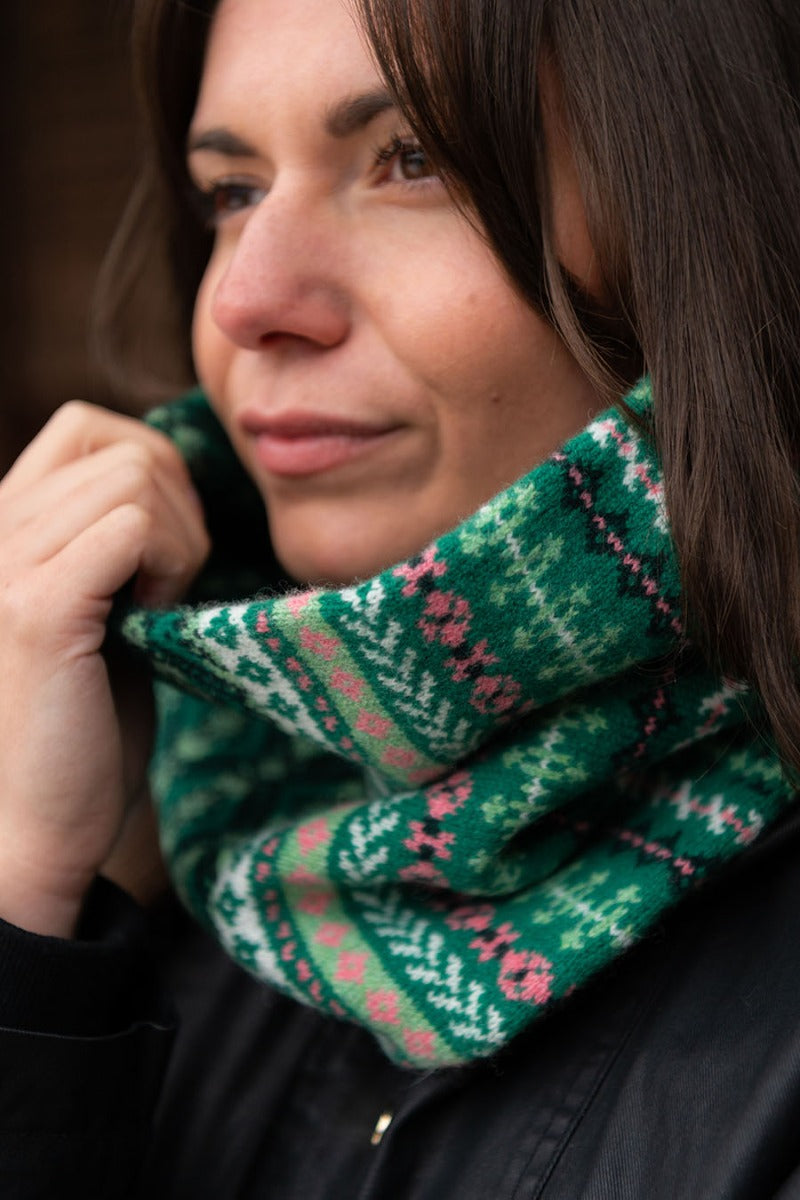 green fair isle cowl scarf wool. ugie