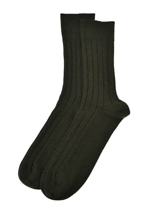 A pair of mens ribbed cashmere socks in dark khaki green on a white background