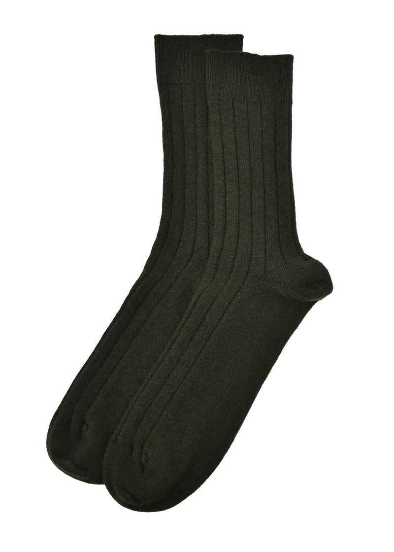 A pair of mens ribbed cashmere socks in dark khaki green on a white background