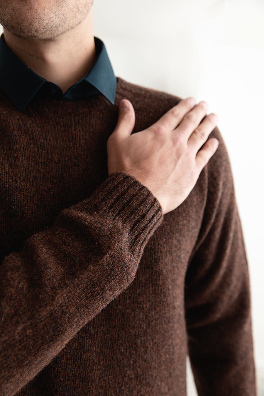 Mens Seamless Saddle Shoulder Shetland Jumper in a rich, warm "coffee" brown