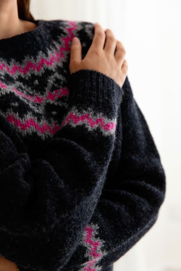 womens chunky yoke fair isle sweater jumper charcoal grey pink close up